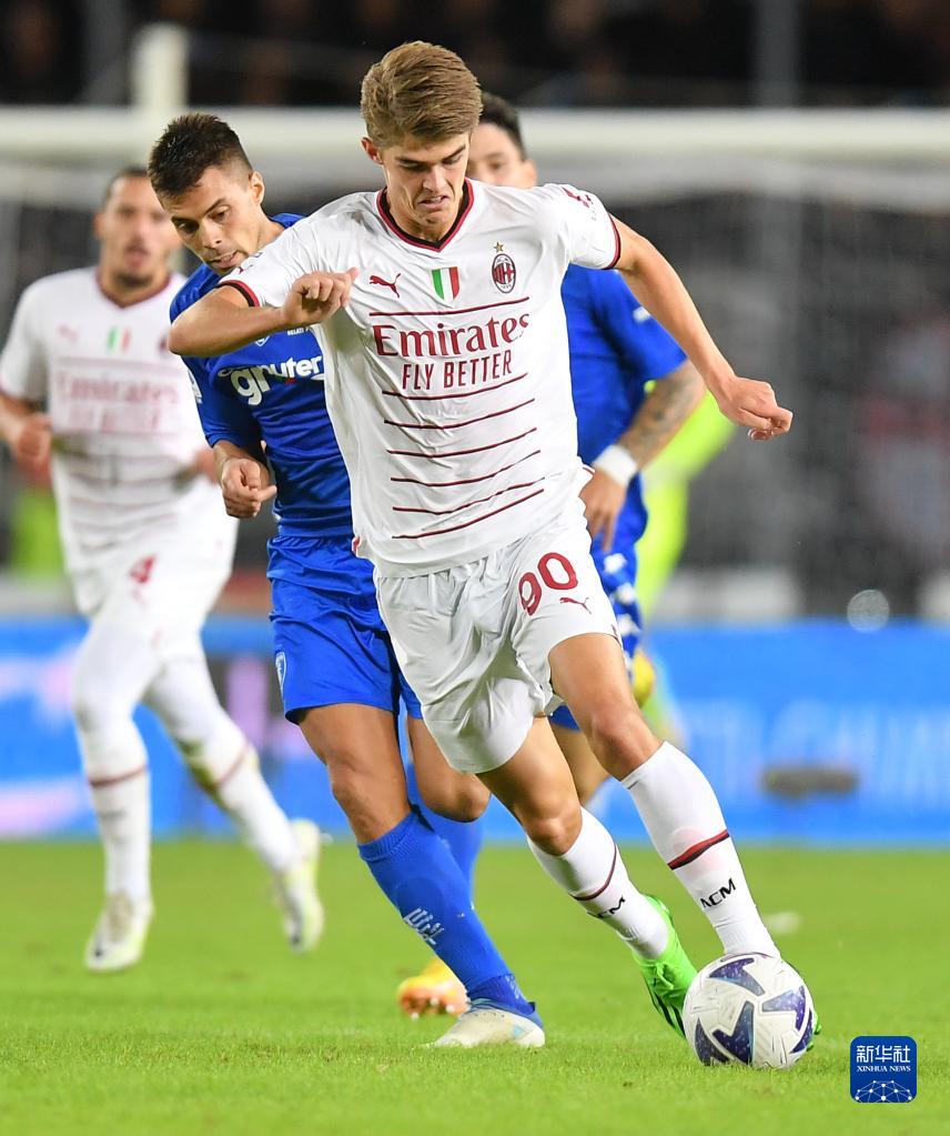 赛后接受采 赛后接受采