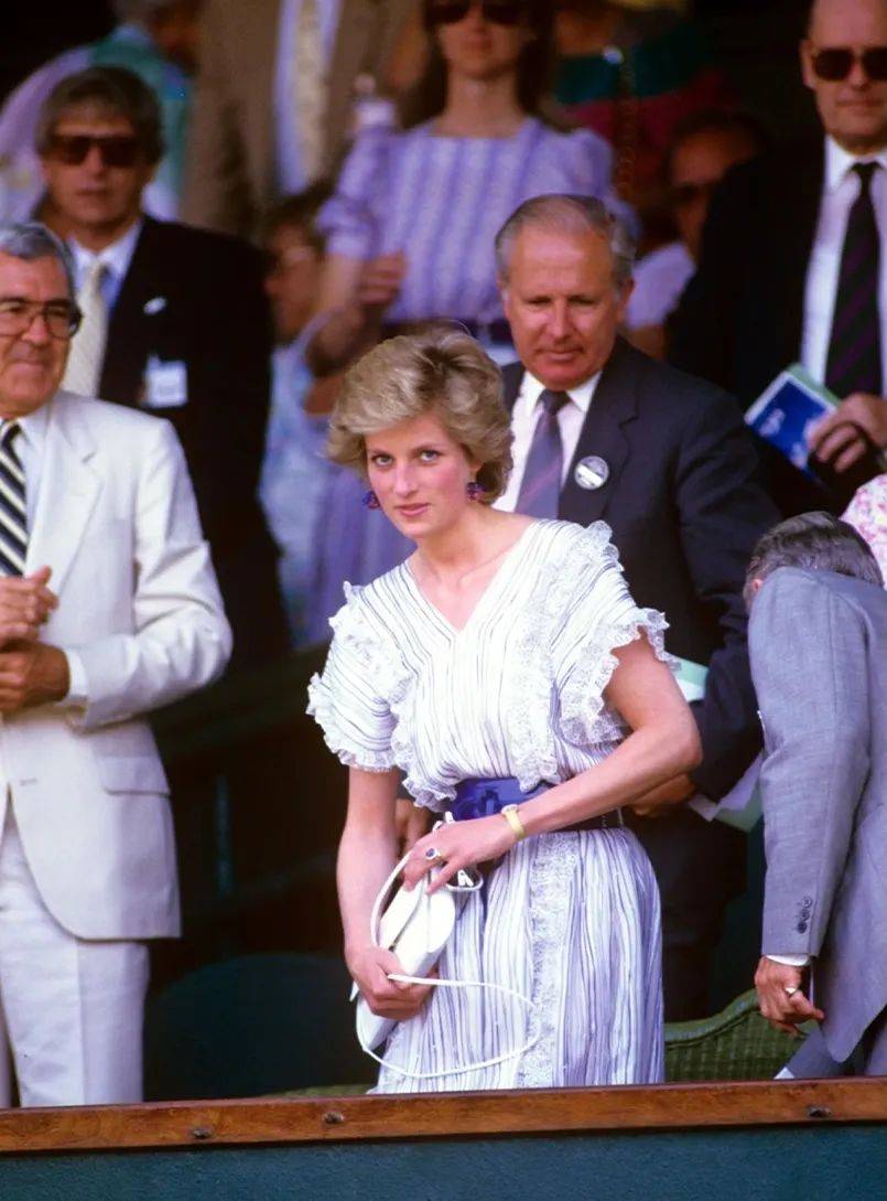 其背后隐藏 其背后隐藏